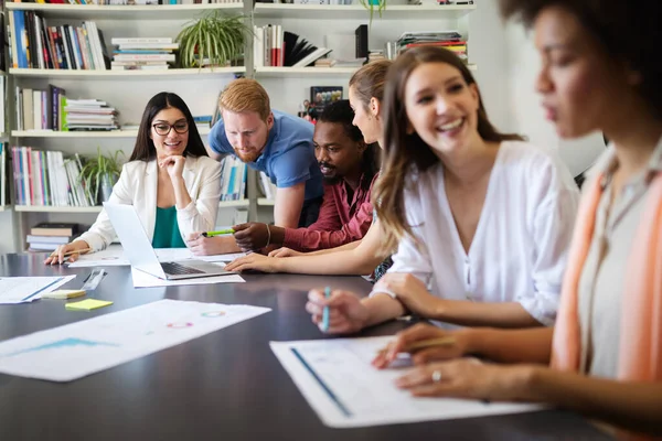 Collaborazione Analisi Parte Imprenditori Che Lavorano Uffici Moderni — Foto Stock