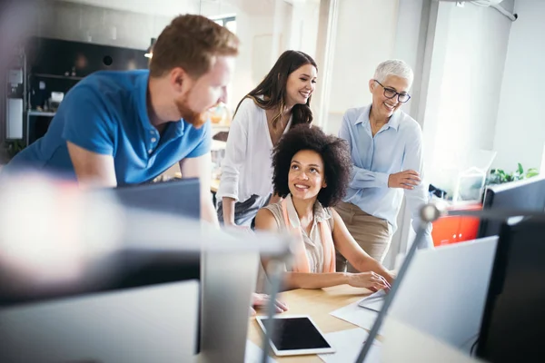 Des Gens Affaires Créatifs Travaillant Sur Projet Entreprise Dans Bureau — Photo