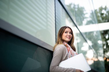 Güzel bayan üniversite öğrencisi çalışıyor ve çalışıyor.