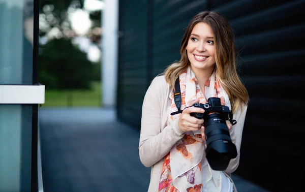 Bella Felice Sorridente Giovane Donna Fotografie Sulla Macchina Fotografica — Foto Stock