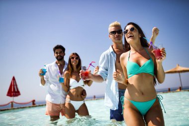 Yaz tatili eğleniyor ve kokteyler içme arkadaş grubu. Gençlik yaşam tarzı, dostluk, seyahat ve tatil kavramı