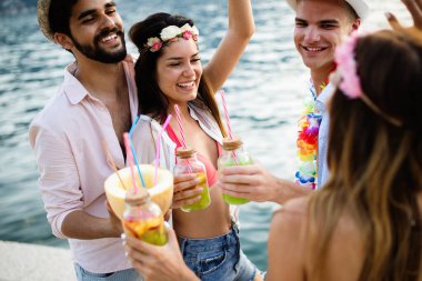 Bir grup arkadaş sahilde eğleniyor ve eğleniyorlar. Yaz, tatil, müzik, insan kavramı