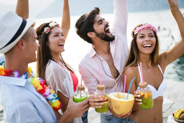 Grupo Amigos Divirtiéndose Bailando Playa Fiesta Verano Playa —  Fotos de Stock