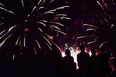 Kalabalık havai fişekleri izliyor ve geceleri kutlama yapıyor.