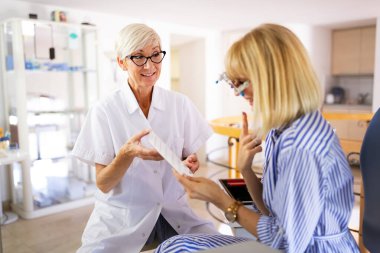 Modern oftalmoloji kliniğindeki genç hastayı inceleyen optometrist