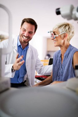 Oftalmoloji konsepti. Göz hekimliği kliniğinde kıdemli kadın görüşü muayenesi