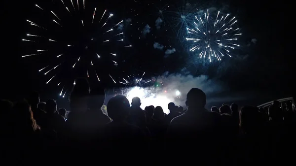 Tömeg Tűzijátékot Néz Ünnepli Évet — Stock Fotó