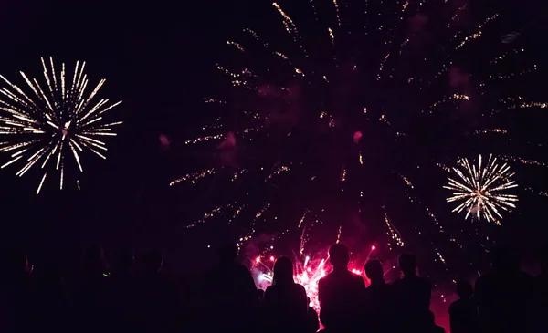 Multidão Assistindo Fogos Artifício Celebrando Véspera Ano Novo — Fotografia de Stock