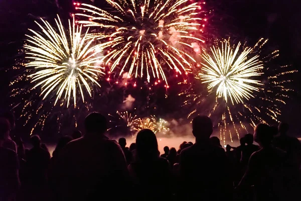 Tömeg Tűzijátékot Néz Ünnepli Szilveszter Este — Stock Fotó