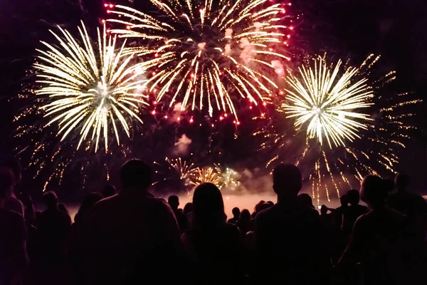 Multidão Assistindo Fogos Artifício Celebrando Véspera Ano Novo — Fotografia de Stock