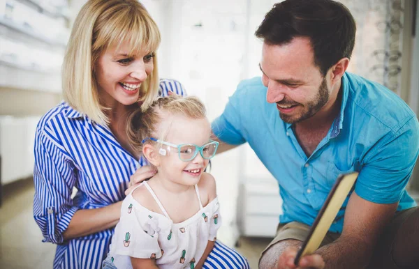 Boldog Szülők Választott Szemüveg Keret Lányuk Optikai Boltban — Stock Fotó