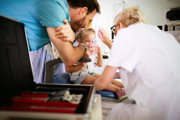 Oftalmologista Optometrista Verificando Criança Visão Menina Procura Problemas Cuidar Dos — Fotografia de Stock