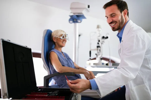 Optometrist Modern Oftalmoloji Kliniğinde Olgun Bir Kadını Inceliyor — Stok fotoğraf