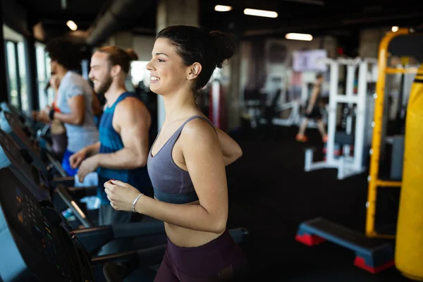 Modern Spor Salonunda Koşu Bandında Koşan Bir Grup Genç — Stok fotoğraf