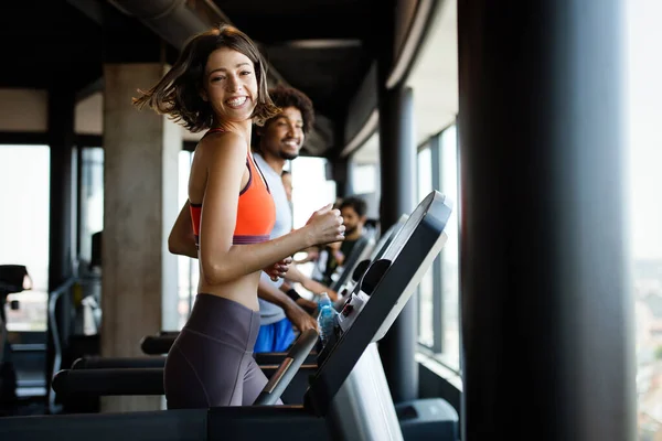 Spor Salonunda Koşu Bandında Koşan Bir Grup Sağlıklı Genç — Stok fotoğraf