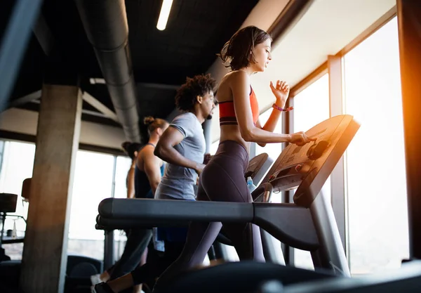 Atletas Jóvenes Sanos Personas Haciendo Ejercicios Gimnasio — Foto de Stock