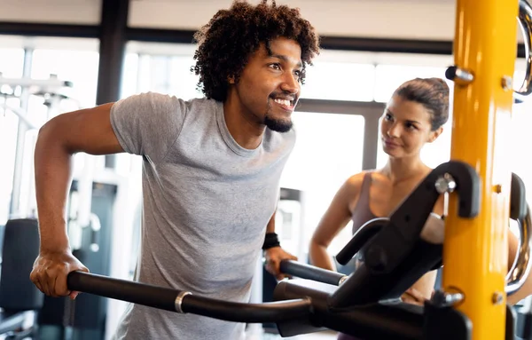 Instrutor Fitness Exercitando Com Pessoas Aptas Ginásio — Fotografia de Stock