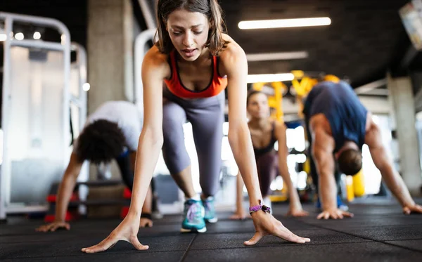 Spor Salonunda Egzersiz Yapan Sağlıklı Genç Sporcular — Stok fotoğraf