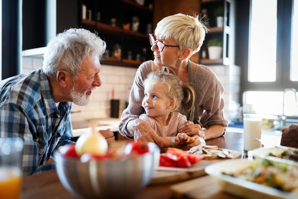 Glückliche Großeltern Mit Schönen Enkeln Die Der Küche Frühstücken — Stockfoto