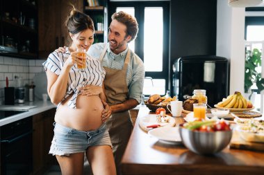 Güzel, mutlu, genç bir çift bebek bekliyor. Aile kavramı