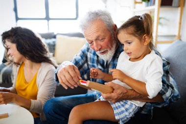Mutlu, neşeli bir aile birlikte oynuyor ve evde eğleniyor.