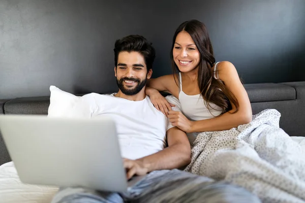 Alegre Feliz Casal Compras Line Deitado Sua Cama — Fotografia de Stock