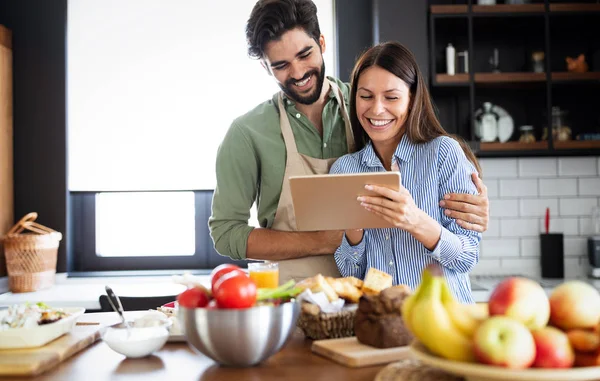 Hermosa Pareja Joven Cocina Mientras Cocina — Foto de Stock