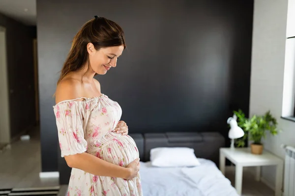 Portret Van Een Jonge Zwangere Vrouw Die Thuis Rust — Stockfoto