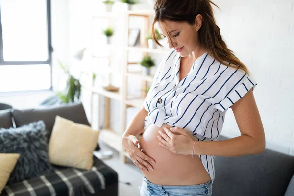 Mooie Gelukkig Zwanger Vrouw Verwachten Baby Met Liefde — Stockfoto