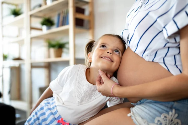 Gelukkige Familie Mooie Zwangere Moeder Met Schattig Kind — Stockfoto