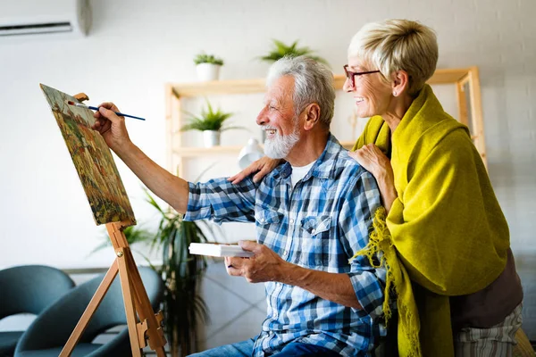 Porträt Eines Lächelnden Schönen Seniorenpaares — Stockfoto