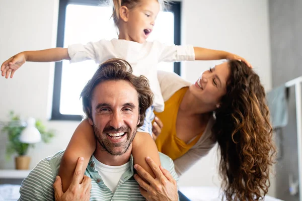 Szczęśliwa Uśmiechnięta Rodzina Bawiąca Się Domu — Zdjęcie stockowe