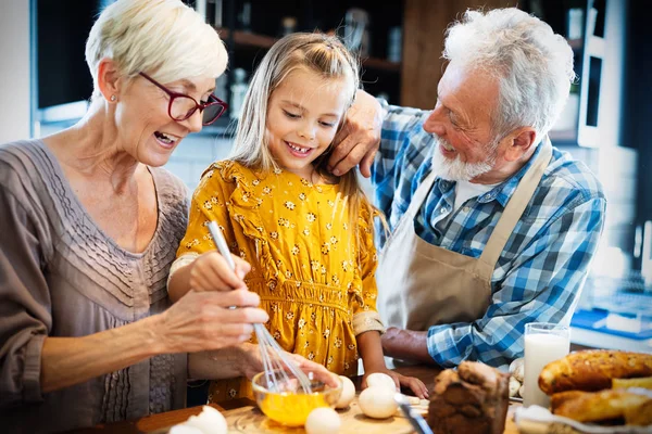 Felices Abuelos Sonrientes Divirtiéndose Con Niños Casa — Foto de Stock