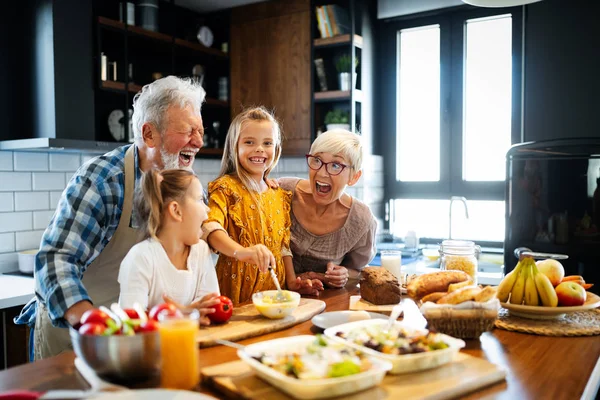 Lachende Gelukkige Grootvader Helpen Kinderen Koken Keuken — Stockfoto