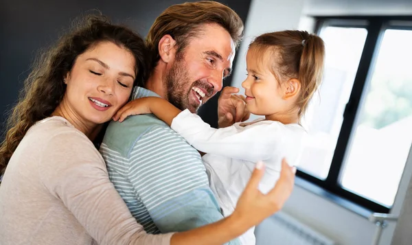 Szczęśliwa Uśmiechnięta Rodzina Bawiąca Się Domu — Zdjęcie stockowe