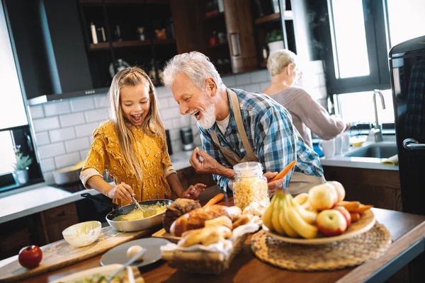 Sorrindo Avô Feliz Ajudando Crianças Cozinhar Cozinha — Fotografia de Stock