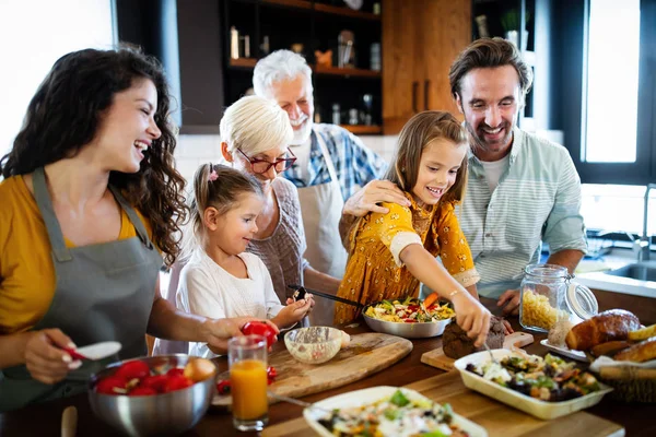 Morföräldrar Föräldrar Och Barn Spenderar Gärna Tid Köket Familjekokningskoncept — Stockfoto