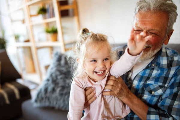 Avô Feliz Jogando Divertindo Com Sua Neta — Fotografia de Stock