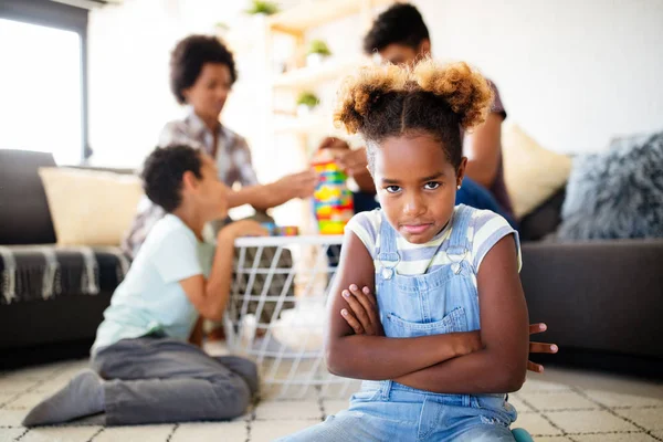 Petite Fille Noire Rebelle Conflit Avec Famille Problèmes Familiaux Inconduite — Photo