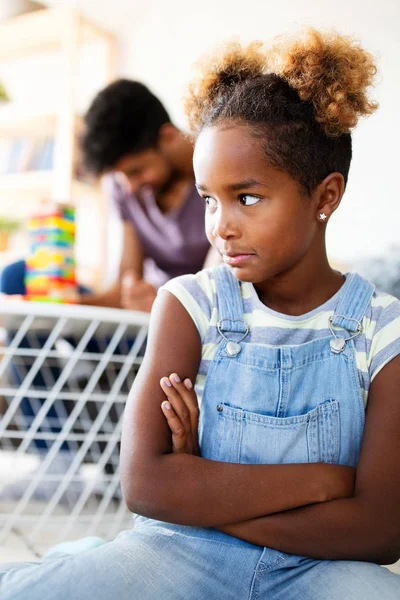 Pequena Menina Negra Rebelião Tem Conflito Com Família Problemas Familiares — Fotografia de Stock