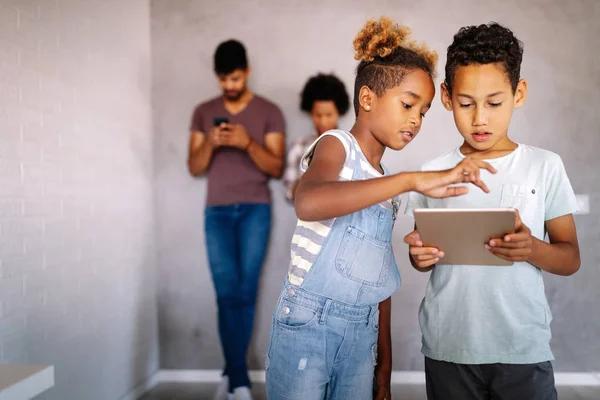 Felice Bambini Afro Americani Havig Divertimento Utilizzando Dispositivi Tecnologici — Foto Stock