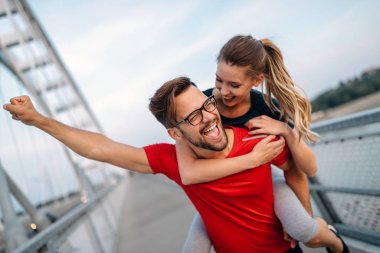 Spor, spor, insanlar, egzersiz ve yaşam tarzı konsepti. Dışarıda koşan zinde bir çift.