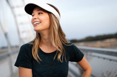 Genç, formda ve genç bir kadının portresi.