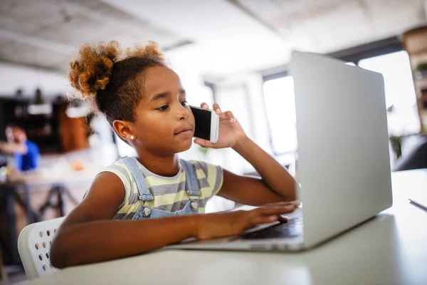 Bambini Felici Trascorrere Del Tempo Con Notebook Tecnologia Moderna Gioco — Foto Stock