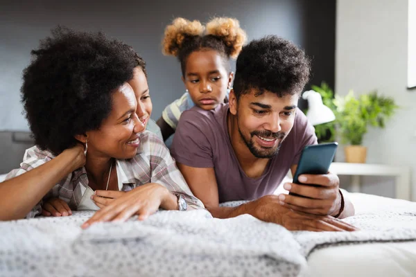 Gelukkig Afrikaanse Amerikaanse Familie Tijd Doorbrengen Samen Plezier Hebben Thuis — Stockfoto