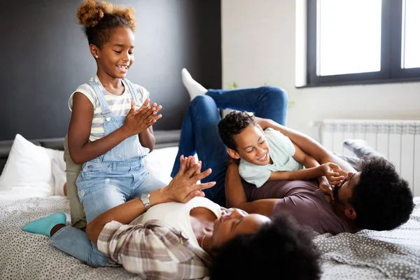 Mutlu bir aile, neşeli olmak ve evde birlikte eğlenmek.