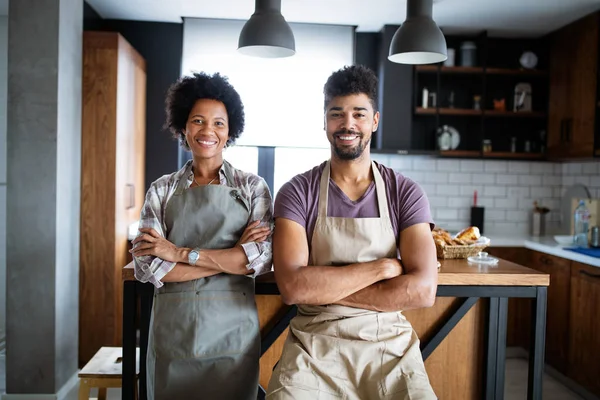 Spaß Der Küche Schönes Junges Paar Kocht Hause Gemeinsam Gesundes — Stockfoto