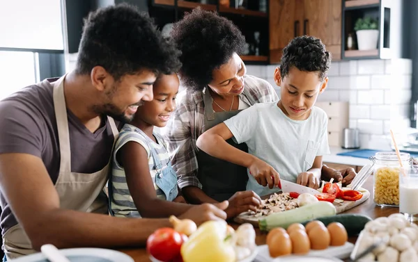 Comida Saludable Casa Feliz Familia Negra Cocina Divirtiéndose Cocinando Juntos — Foto de Stock