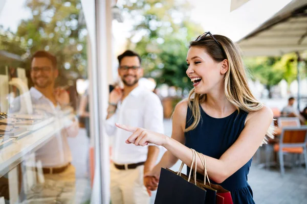 Consumismo Amor Citas Concepto Viaje Pareja Feliz Disfrutando Compras Divertirse — Foto de Stock