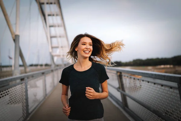 Krásné Fit Šťastný Jogger Žena Přechod Most — Stock fotografie